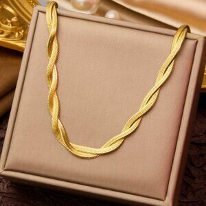 Double-layer twisted necklace